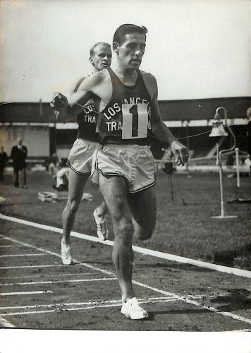 PHOTO ORIGINALE DE PRESSE D'ATHLÉTISME DE JIM BEATTY DU 20 AOÛT 1962