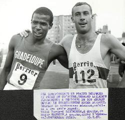 PHOTO ORIGINALE DE PRESSE D'ATHLÉTISME DE BAMBUCK ET LAIDEBEUR DU 26 JUILLET 1964