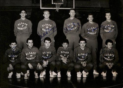 PHOTO ORIGINALE DE PRESSE AUTOGRAPHIÉE PAR 8 JOUEURS DE L'ALSACE DE BAGNOLET DU 30 AVRIL 1963
