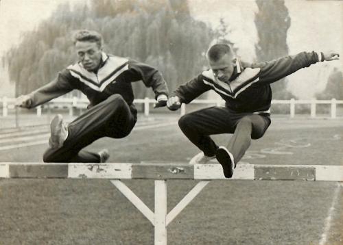 PHOTO ORIGINALE DE PRESSE D'ATHLÉTISME DE 2 ATHLÈTES EN TENUE D'ENTRAINEMENT