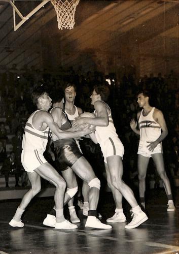 PHOTO ORIGINALE DE PRESSE DU MATCH ENTRE SAINT-ÉTIENNE ET LE P.U.C. "45 CONTRE 42" DU 1 MARS 1964