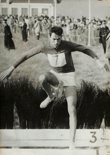 PHOTO ORIGINALE DE PRESSE D'ATHLÉTISME D'UN ATHLÈTE EN COMPÉTITION DES ANNÉES 60