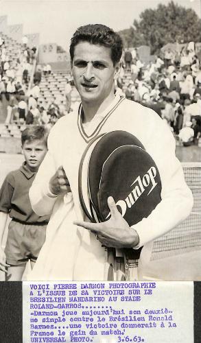 PHOTO ORIGINALE DE PRESSE DE PIERRE DARMON APRÈS SA VICTOIRE FACE À MANDARINO DU 3 JUIN 1963