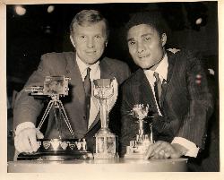 PHOTO ORIGINALE DE PRESSE DE BOBBY MOORE ET D'EUSÉBIO DU 16 DÉCEMBRE 1966