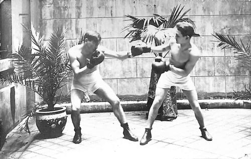 Carte postale d’un combat, boxeurs a déterminer.