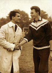 PHOTO ORIGINALE DE PRESSE D'ATHLÉTISME D'UN ATHLÈTE ET D'UN ENTRAINEUR ANNÉES 60