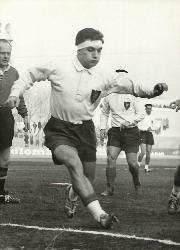 PHOTO ORIGINALE DE PRESSE DE PIERRE BESSON AVEC L'ÉQUIPE DE FRANCE ANNÉES 60