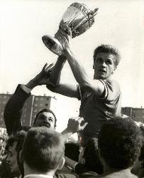 PHOTO ORIGINALE DE PRESSE DE JACQUET VAINQUEUR DE LA COUPE DE FRANCE 1968