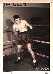 Carte photo dédicacée par Roger Bruneau.