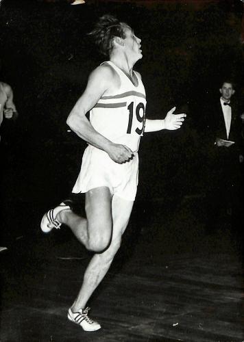 PHOTO ORIGINALE DE PRESSE D'ATHLÉTISME D'UN ATHLÈTE AU DOSSARD N°19 ANNÉES 60