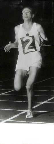 PHOTO ORIGINALE DE PRESSE D'ATHLÉTISME D'UN ATHLÈTE AU DOSSARD N°2 ANNÉES 60