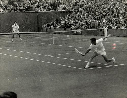 PHOTO ORIGINALE DE PRESSE DE ROY EMERSON ET FRED STOLLE EN FINALE DE WIMBLEDON DU 2 JUILLET 1964