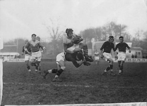 PHOTO ORIGINALE DE PRESSE D'UN PLAQUAGE EN MATCH DE RUGBY
