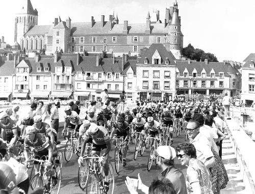 PHOTO ORIGINALE DE PRESSE D'OCAÑA DANS LE PELOTON AVEC LIEVENS