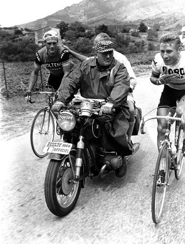 PHOTO ORIGINALE DE PRESSE D'ANQUETIL ET ALTIG AU TOUR DE FRANCE 1966