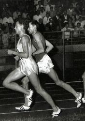 PHOTO ORIGINALE DE PRESSE D'ATHLÉTISME DE JAZY ET BERNARD DU 6 SEPTEMBRE 1964